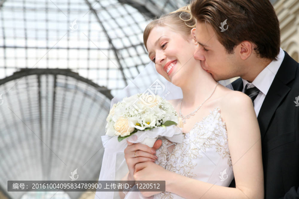 未婚夫與新娘；他們親吻的通道