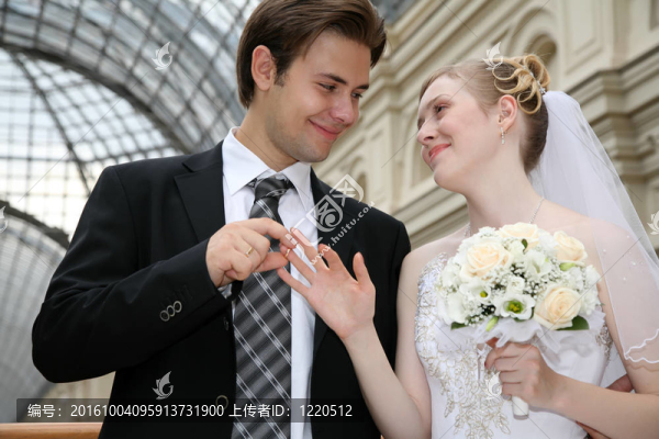 未婚夫戴上戒指給新娘