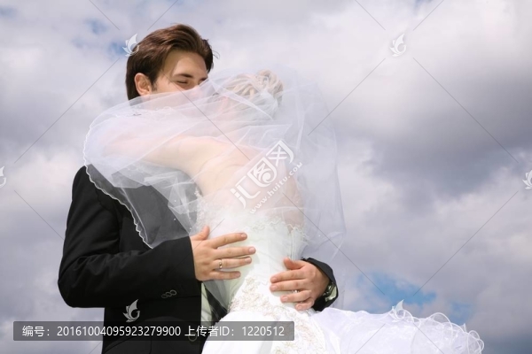 未婚夫和新娘親吻的背景云彩