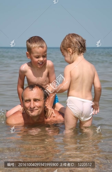 海中有孩子的男人