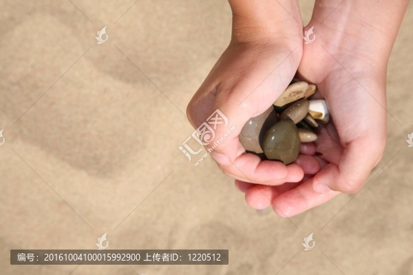 女孩手中的石頭