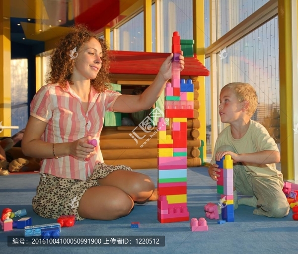 他們和兒子2歲的兒子玩媽媽