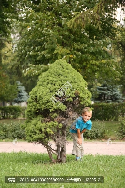 男孩在公園