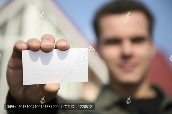男子拿著卡