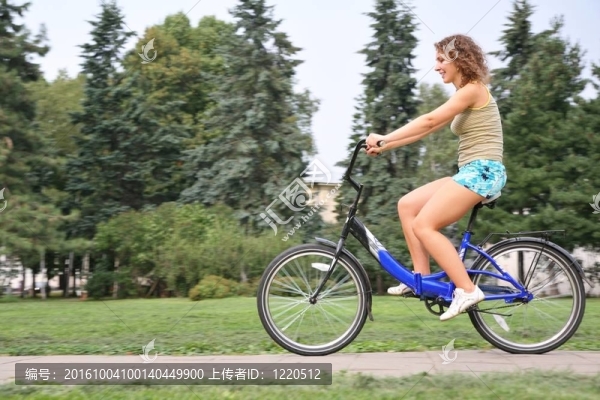 騎自行車的年輕女子