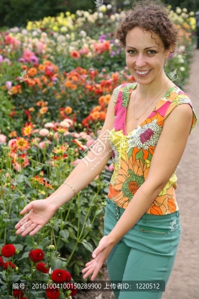 年輕的女人和花