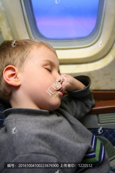 男孩的飛機睡眠