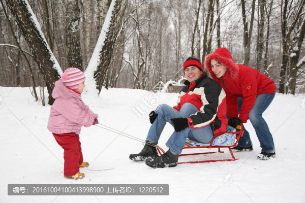 雪橇上的冬季家庭
