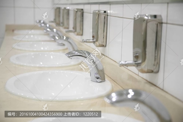 一排水龍頭