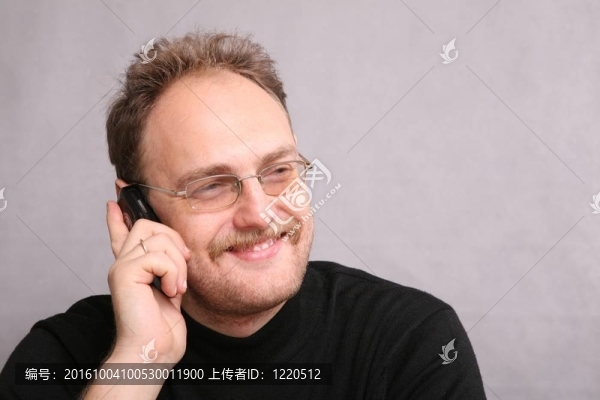 有胡子的男人在手機(jī)上說話