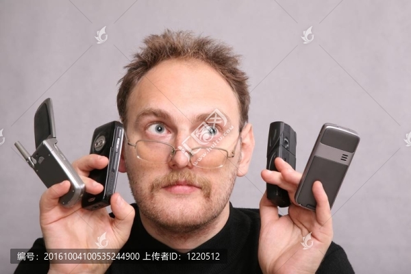 留著胡子的男人和四個手機