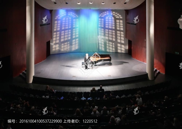 現(xiàn)場前的鋼琴演奏家