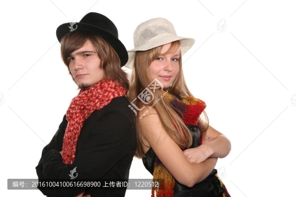 戴白色帽子的年輕夫婦