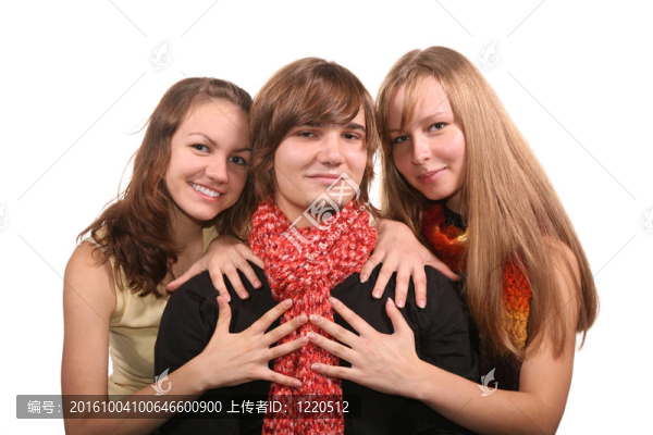 微笑的兩個(gè)女孩和男人