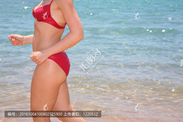 沙灘上奔跑的女孩
