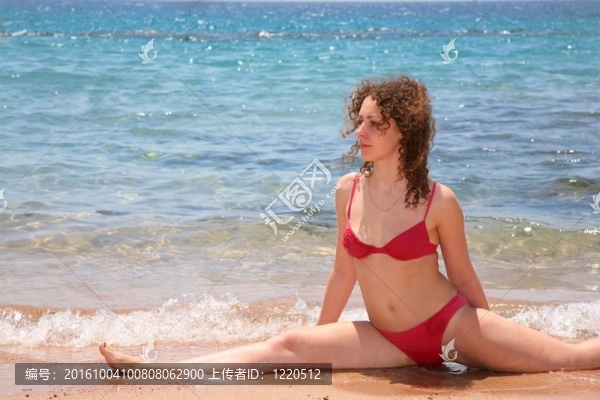 在海邊的一個纏繞的女人