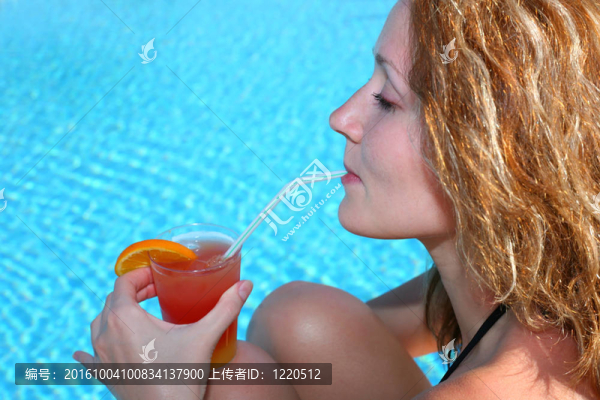 女人雞尾酒池