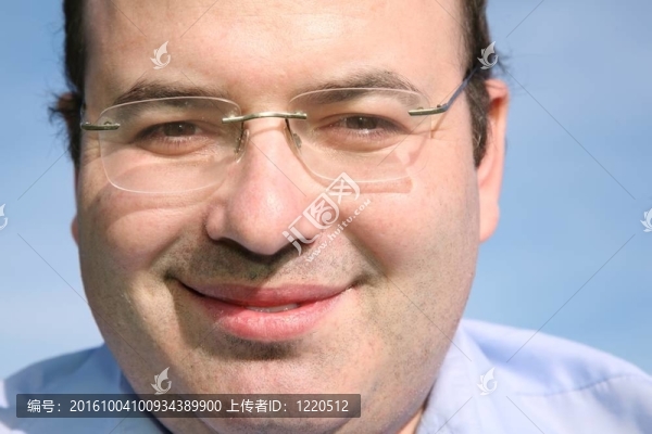 男子臉上的微笑