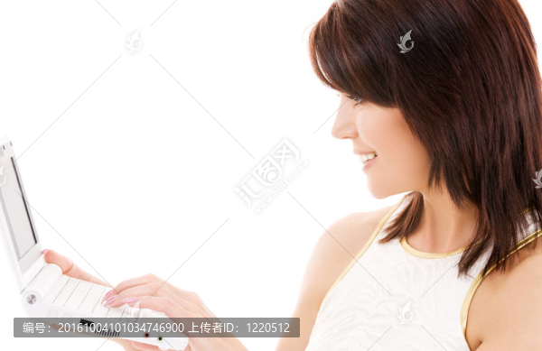 帶著筆記本電腦的快樂(lè)女人