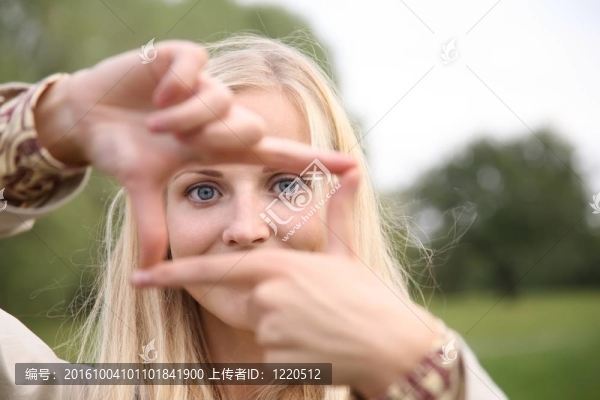 女人將框架