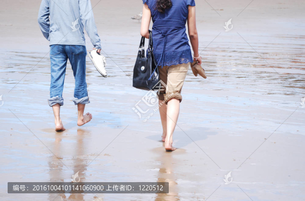 漫步在沙灘上