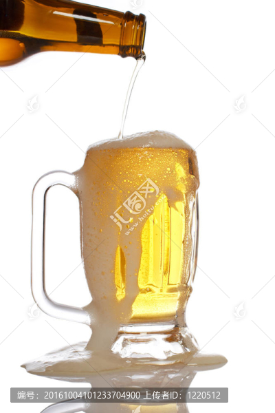 把啤酒倒進杯子里