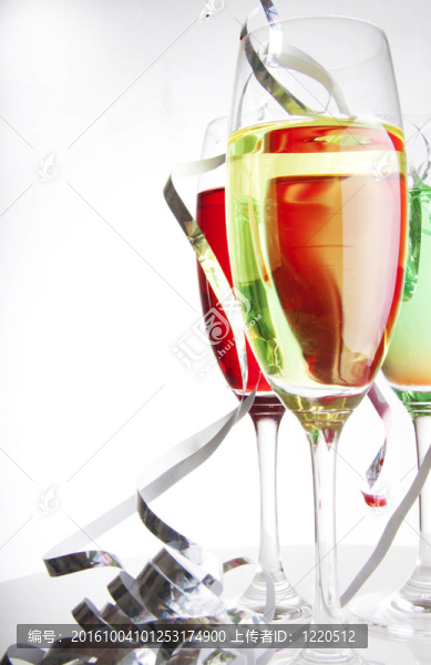 用彩帶五顏六色的飲料