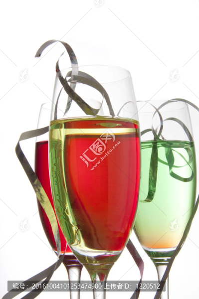 用彩帶五顏六色的飲料