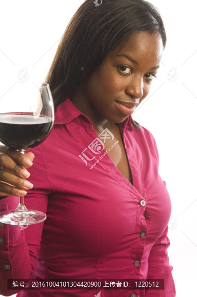 漂亮的黑裔女人喝杯酒