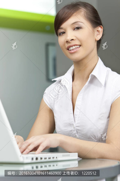 美麗的中國亞洲婦女使用筆記本電腦