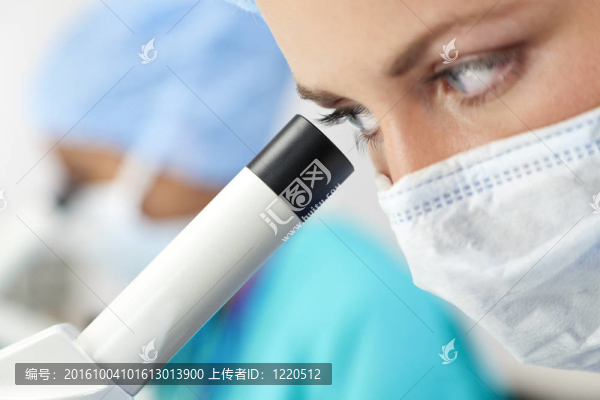 在實驗室使用顯微鏡的女醫(yī)生或科學家
