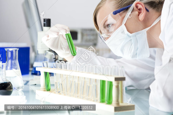 女科學家或醫(yī)生用綠色解決方案在實驗室