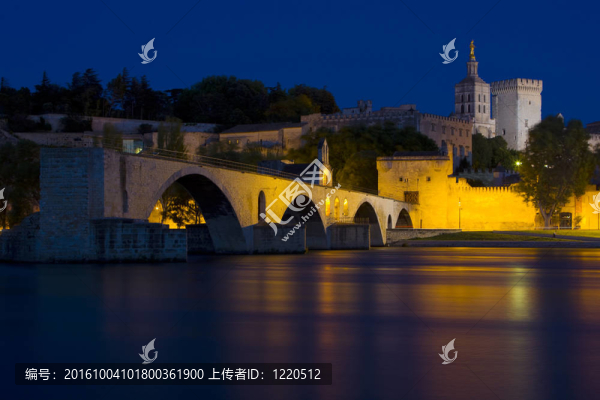 阿維尼翁的夜晚；普羅旺斯；法國