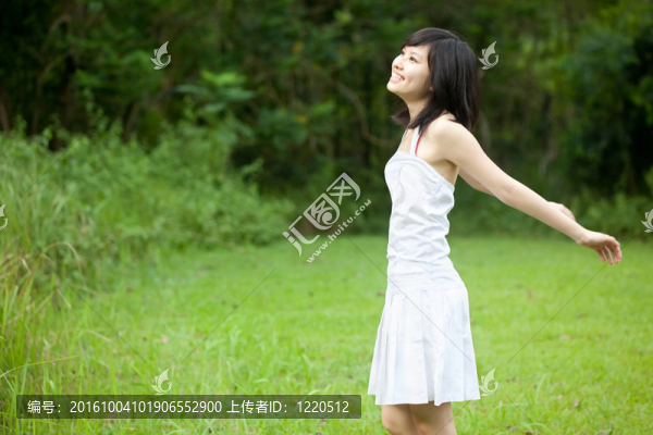 美麗的亞洲女孩在戶外享受