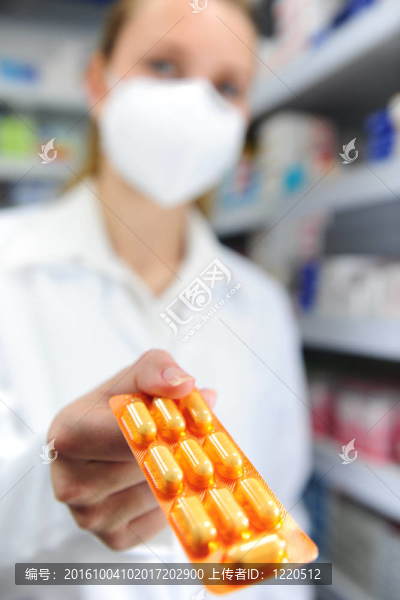帶有掩膜銷售藥物的藥劑師