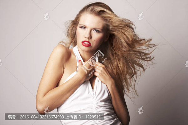 灰色背景上的性感金發(fā)女孩