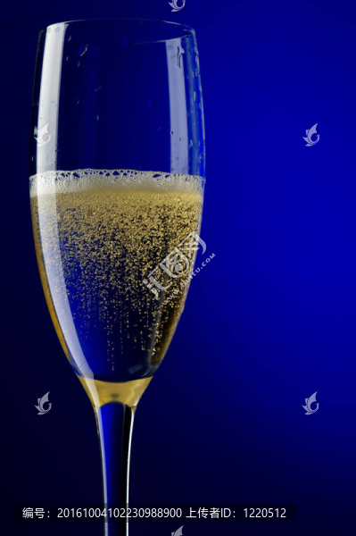 藍(lán)色宏上的香檳酒杯