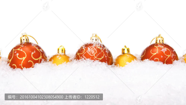 白雪覆蓋的圣誕球