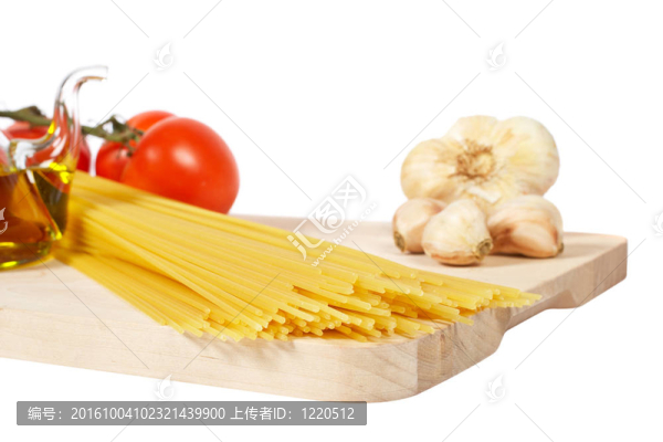 番茄；橄欖油；大蒜和意大利面條