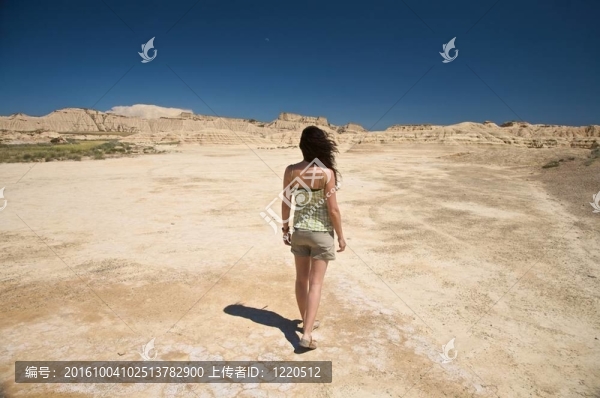 性感女在Bardenas,Reales