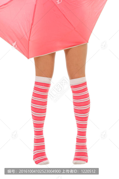 女子腿在彩色紅色襪子與傘隔離