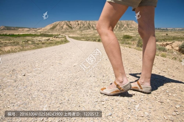 沙漠公路上的女人