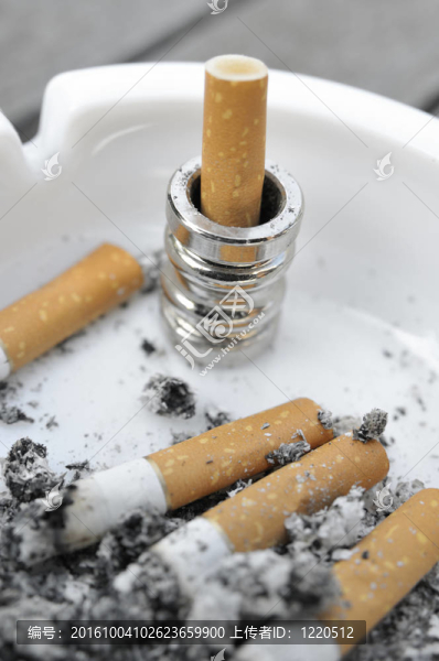 在煙灰缸里的香煙