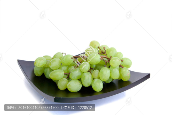 綠色的葡萄放在盤子里堆