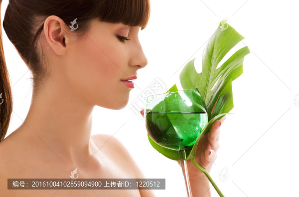 綠葉子和玻璃水的女人