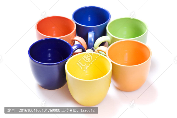 白色背景色杯。