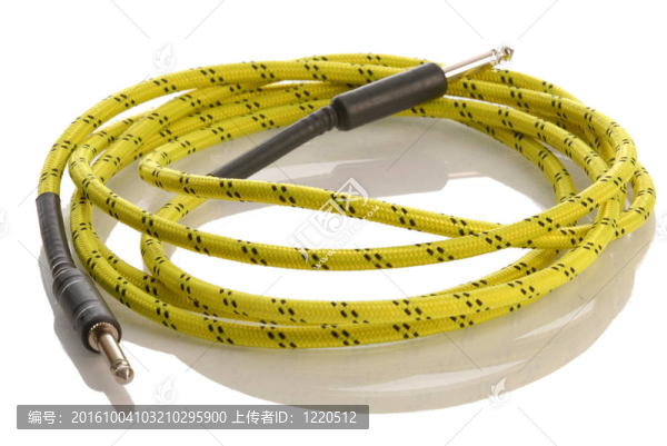 具有白色反射的電吉他放大器電源線