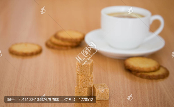 檸檬紅茶；糖和餅干。專注于糖立方體