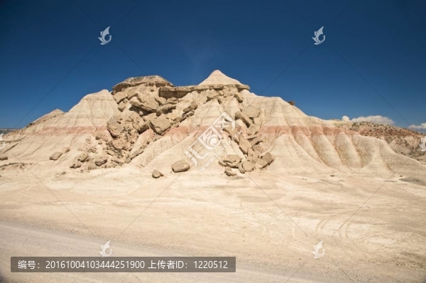 破碎的沙漠山