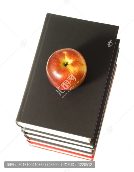 白色背景下的蘋果與書籍